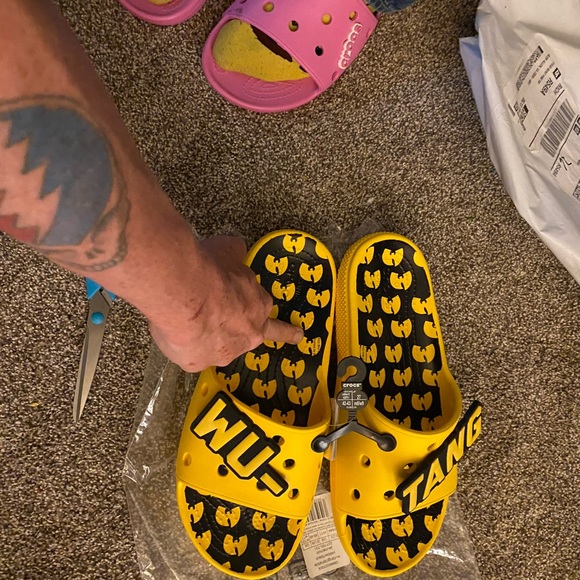 Crocs NWT WU-Tang mens size 11 USA sold out just got out da mailbox Blac&yellow - Picture 8 of 17